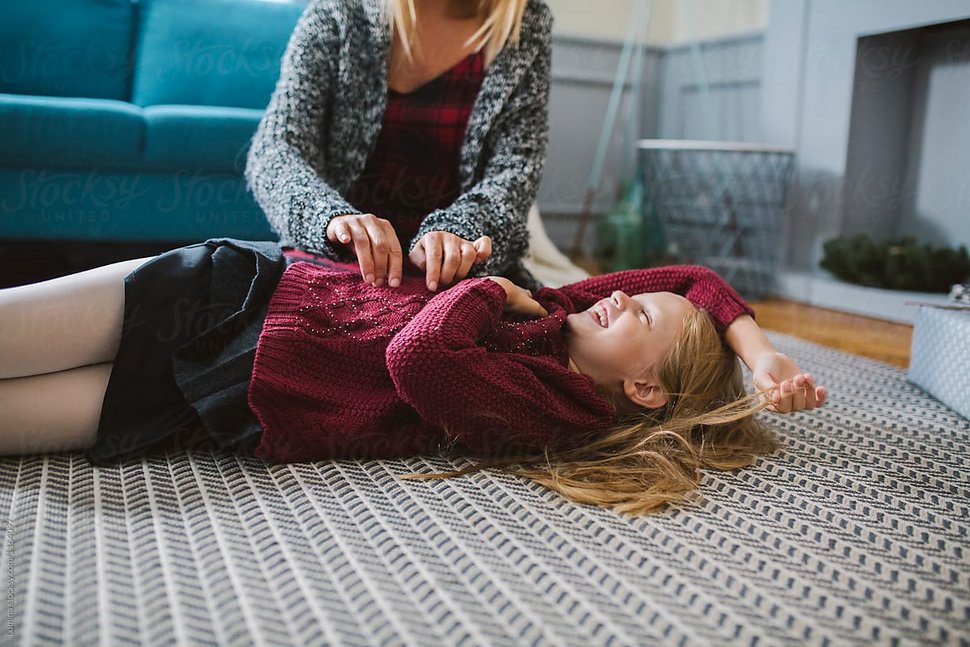 Une mère affirme que les chatouilles sont de la « maltraitance des enfants » et déclenche un débat enflammé