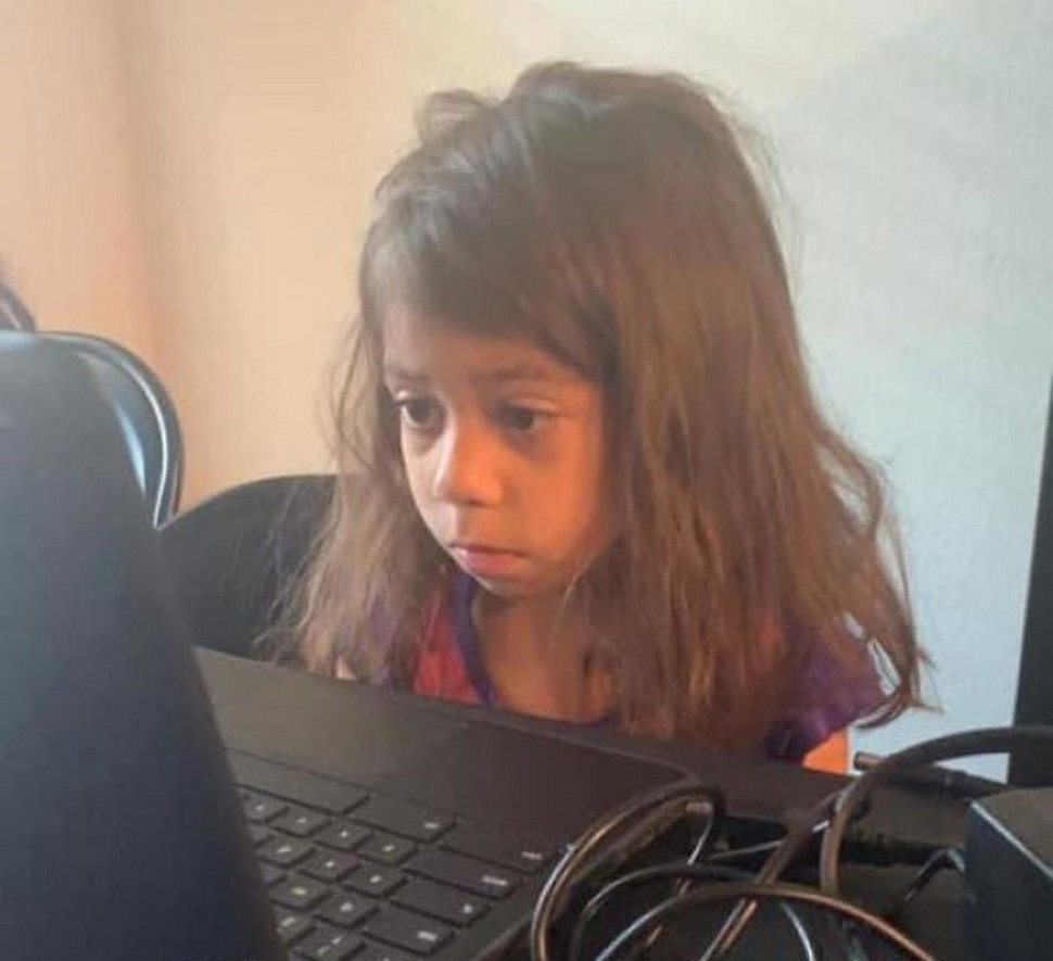 10 photos d’enfants aux prises avec l’enseignement à distance qui sont à la fois déprimantes et hilarantes