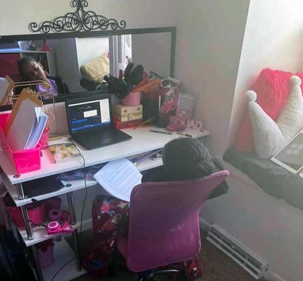 10 photos d’enfants aux prises avec l’enseignement à distance qui sont à la fois déprimantes et hilarantes