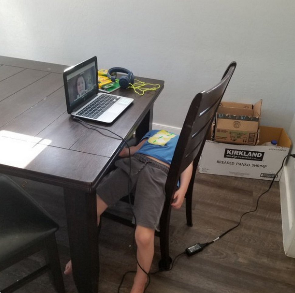 10 photos d’enfants aux prises avec l’enseignement à distance qui sont à la fois déprimantes et hilarantes