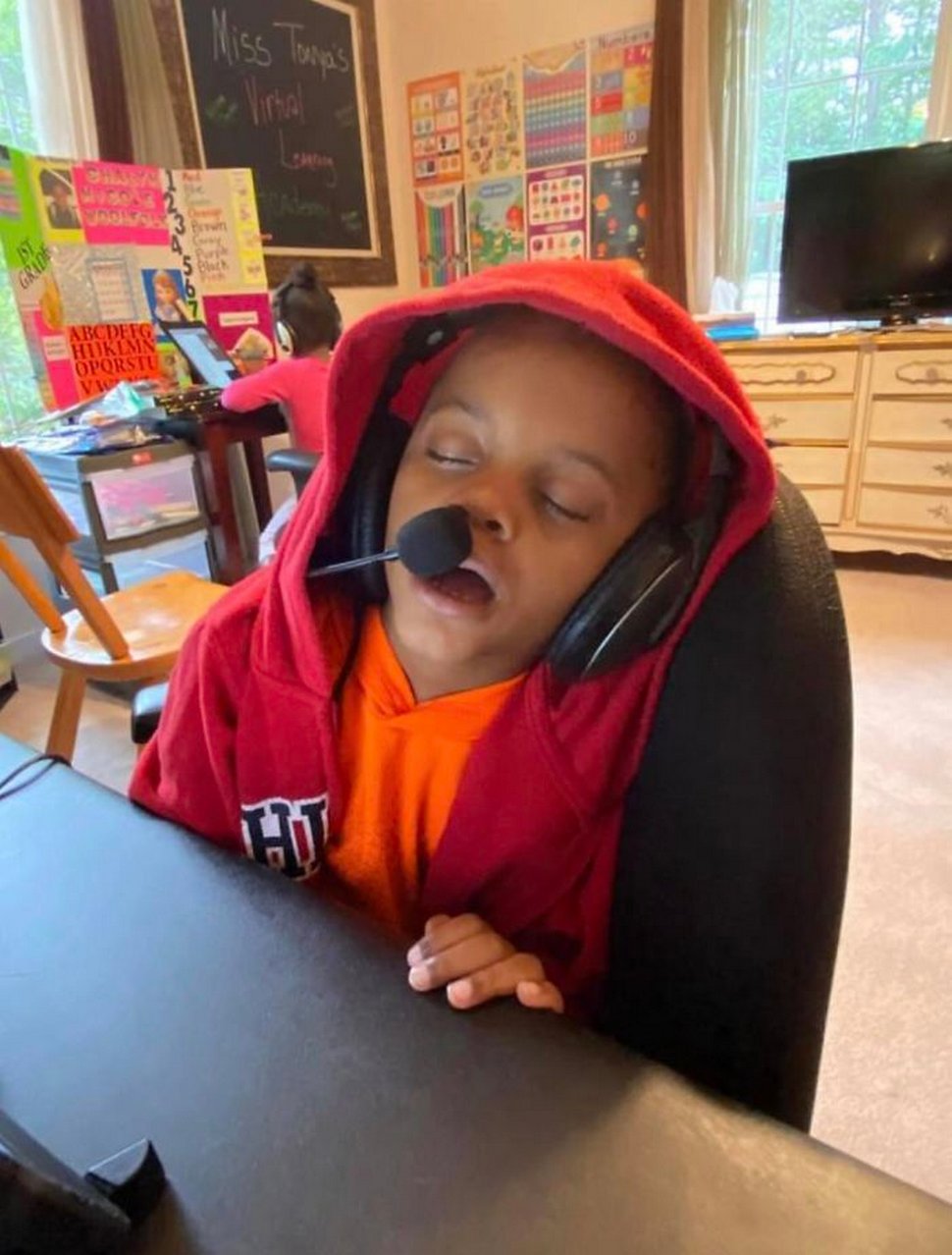 10 photos d’enfants aux prises avec l’enseignement à distance qui sont à la fois déprimantes et hilarantes