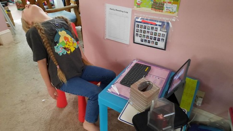 10 photos d’enfants aux prises avec l’enseignement à distance qui sont à la fois déprimantes et hilarantes