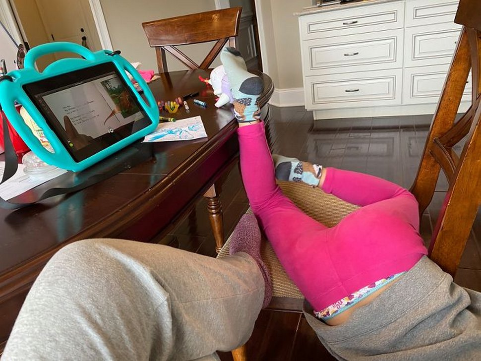 10 photos d’enfants aux prises avec l’enseignement à distance qui sont à la fois déprimantes et hilarantes