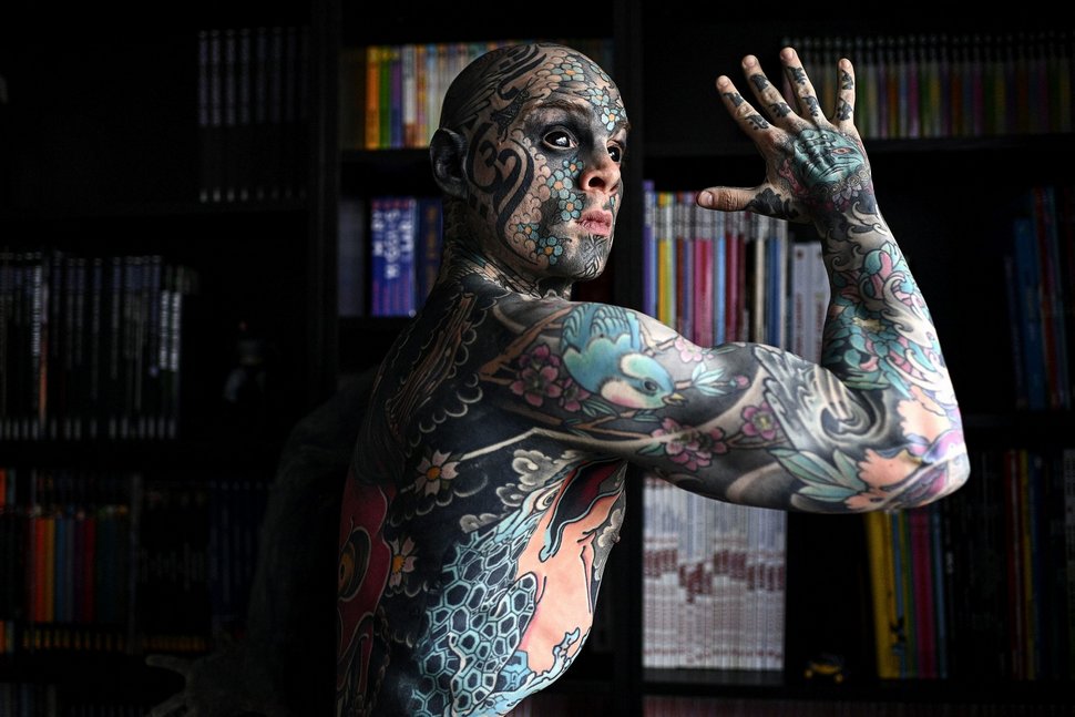 Cet enseignant n’est plus autorisé à enseigner en maternelle après s’être fait tatouer les yeux