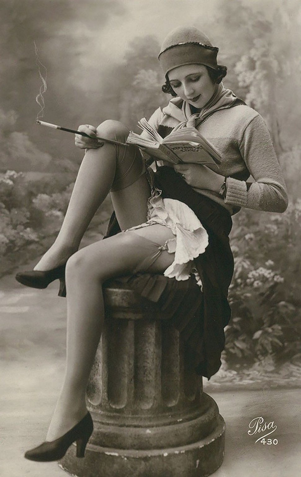 22 femmes photographiées il y a 100 ans pour des cartes postales anciennes de 1900 à 1910