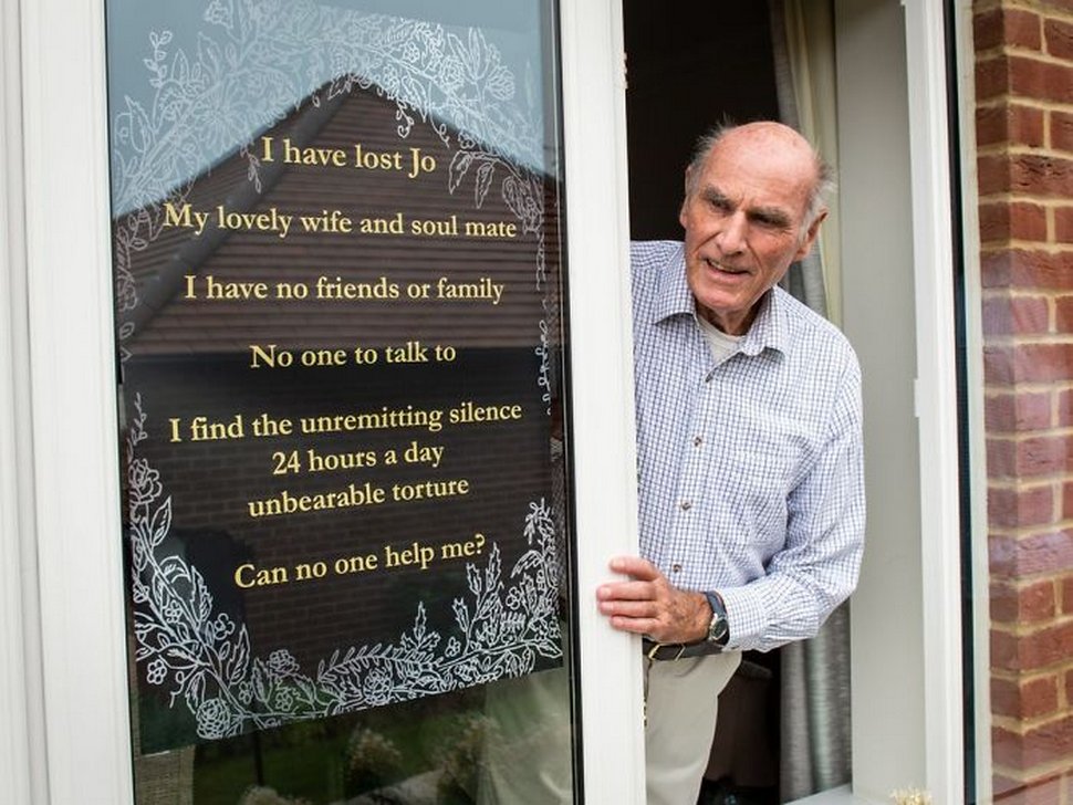 Cet homme de 75 ans a posé une affiche sur sa fenêtre pour tenter de se faire des amis après le décès de sa femme