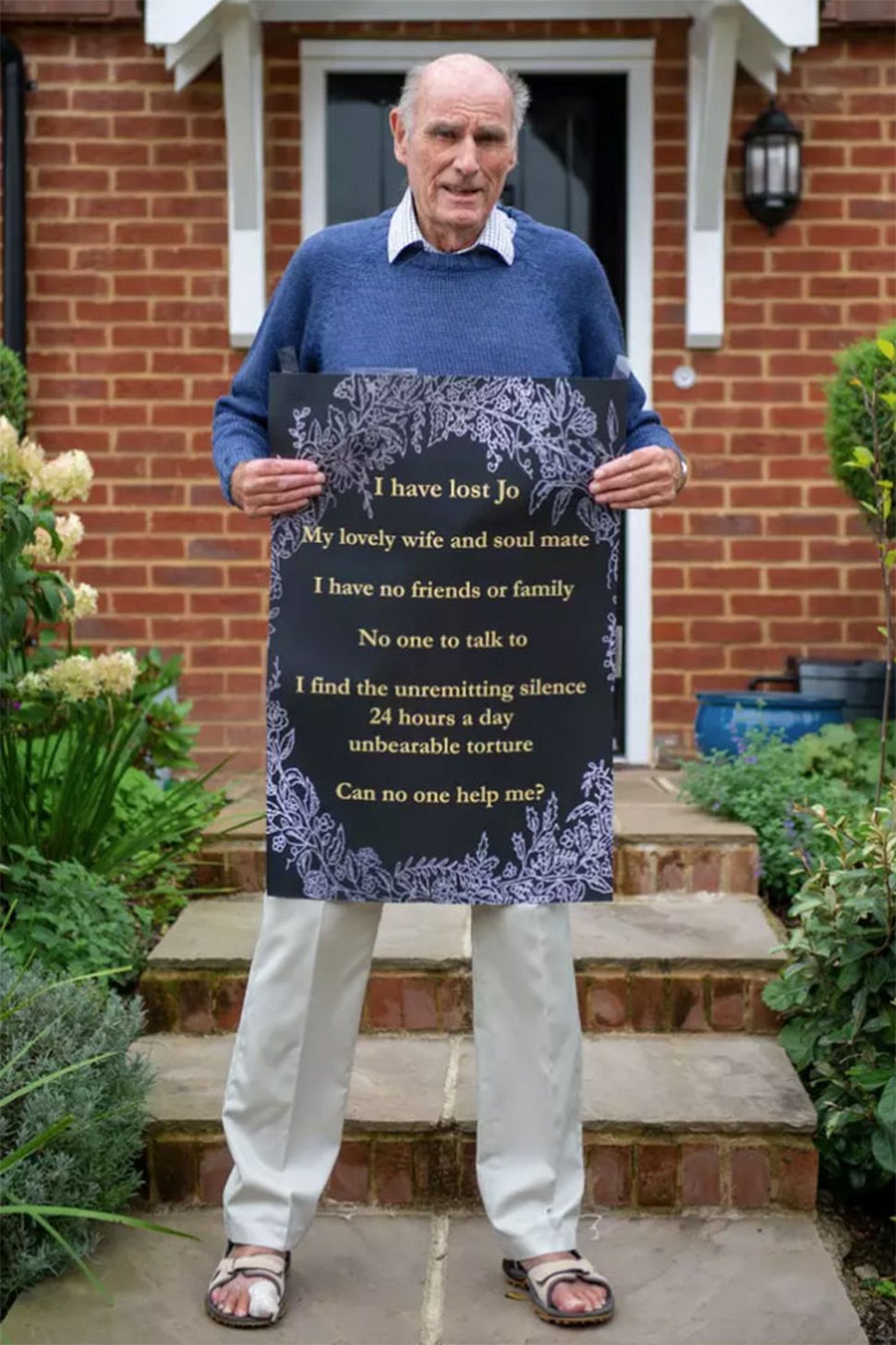 Cet homme de 75 ans a posé une affiche sur sa fenêtre pour tenter de se faire des amis après le décès de sa femme