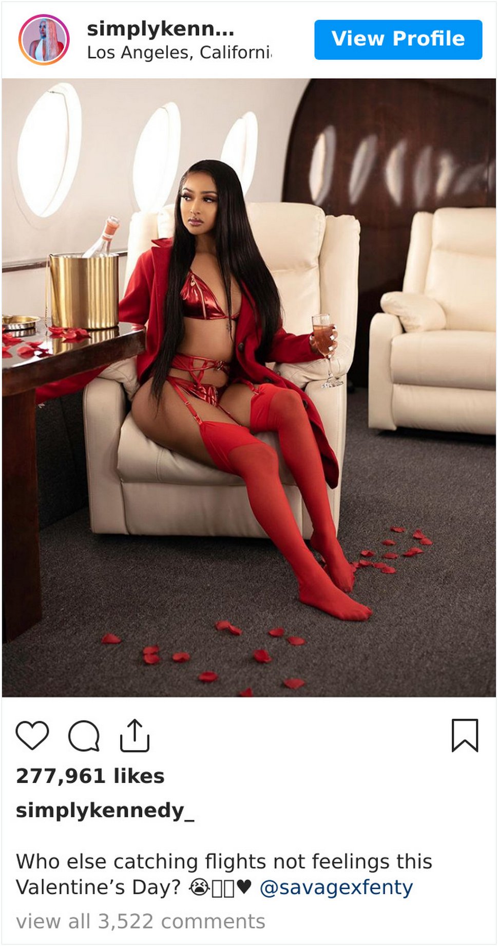 Des influenceurs utilisent des décors de studio pour donner l’impression qu’ils volent en jet privé et voici 6 exemples