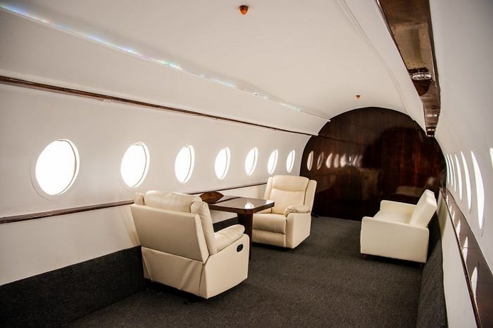 Des influenceurs utilisent des décors de studio pour donner l’impression qu’ils volent en jet privé et voici 6 exemples