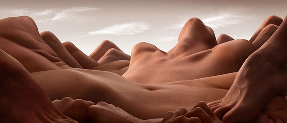 Ce photographe crée des paysages en utilisant uniquement des corps humains