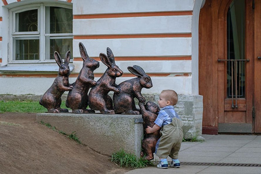 Ces gens ont fait des poses originales et farfelues avec des statues