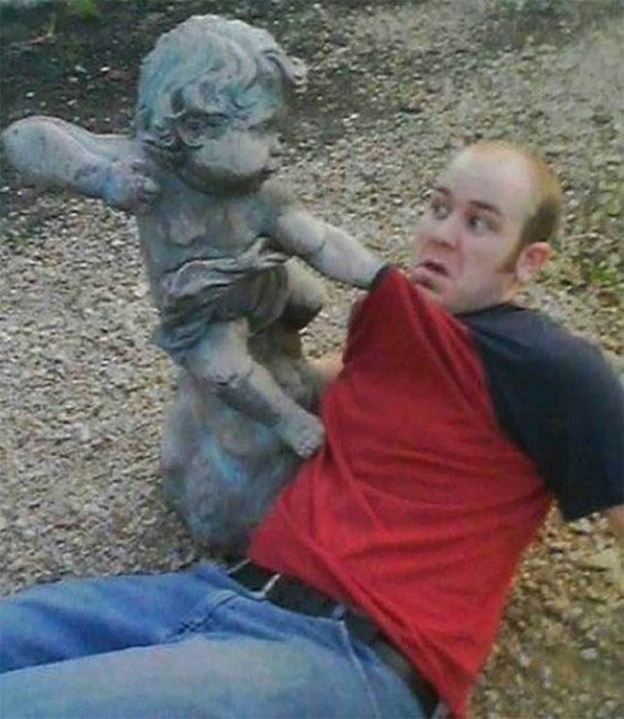 Ces gens ont fait des poses originales et farfelues avec des statues