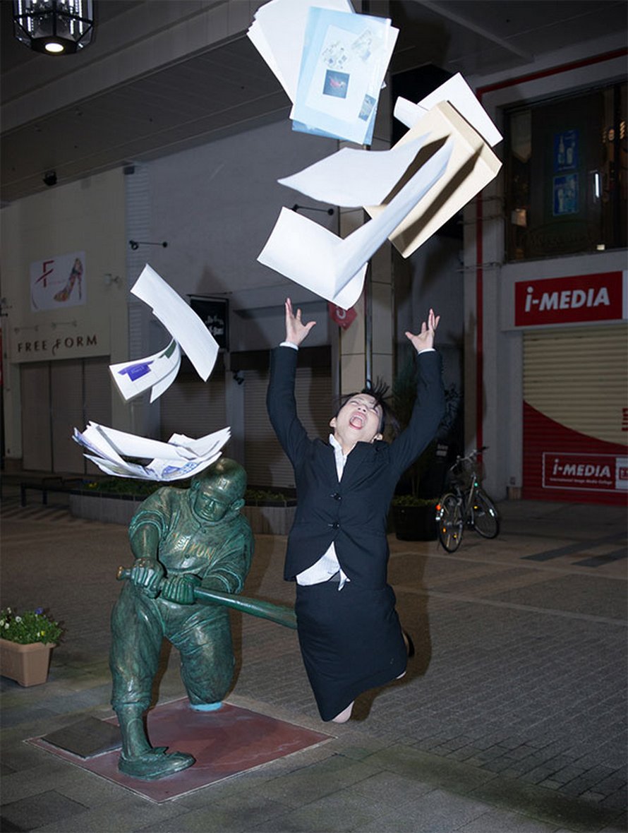 Ces gens ont fait des poses originales et farfelues avec des statues