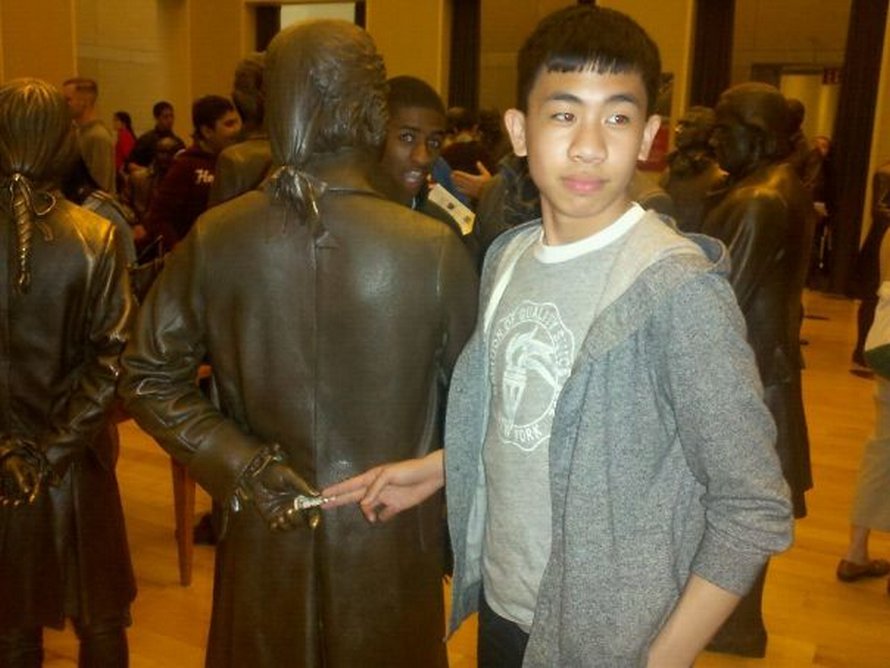 Ces gens ont fait des poses originales et farfelues avec des statues