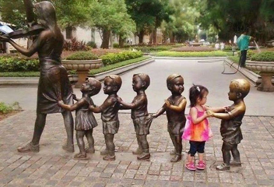 Ces gens ont fait des poses originales et farfelues avec des statues