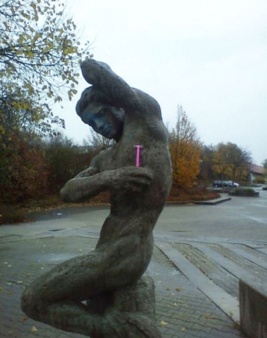 Ces gens ont fait des poses originales et farfelues avec des statues