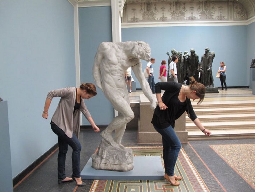 Ces gens ont fait des poses originales et farfelues avec des statues