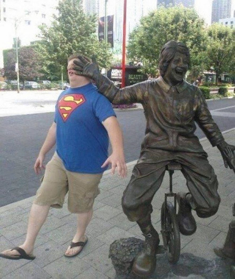 Ces gens ont fait des poses originales et farfelues avec des statues