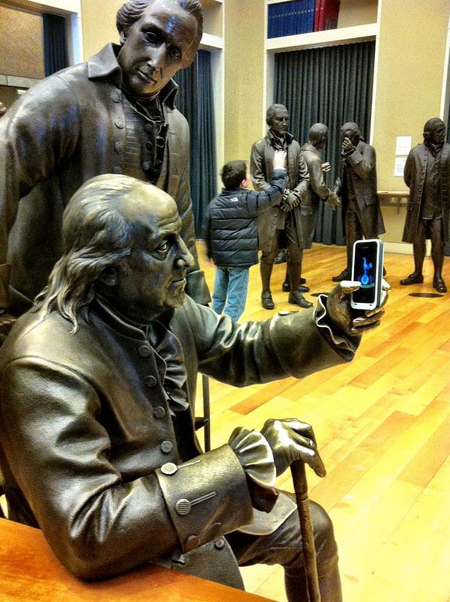 Ces gens ont fait des poses originales et farfelues avec des statues