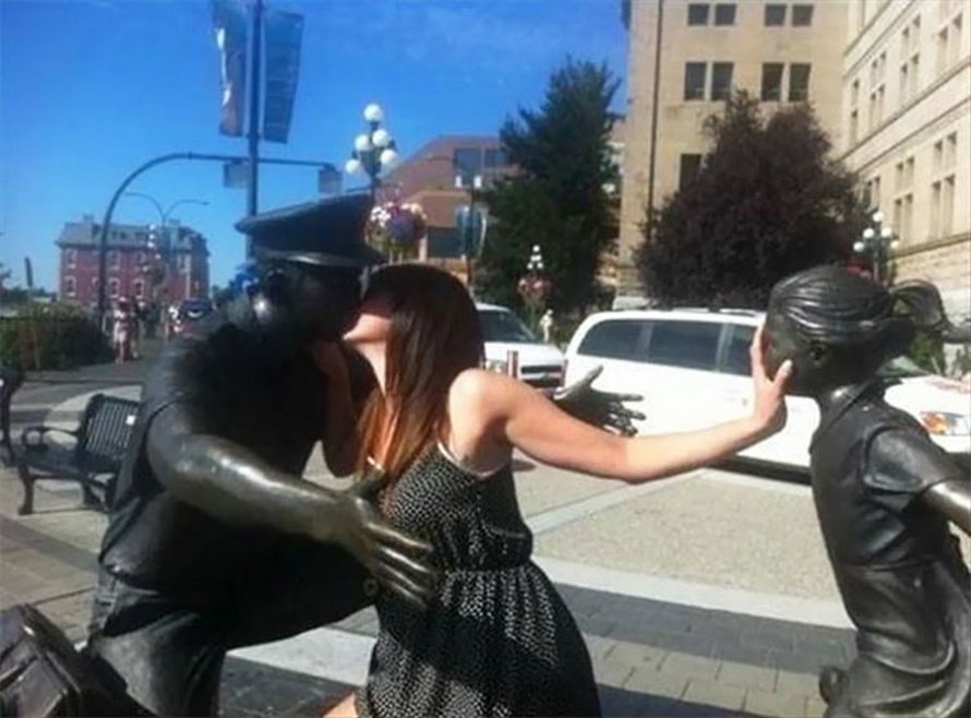 Ces gens ont fait des poses originales et farfelues avec des statues
