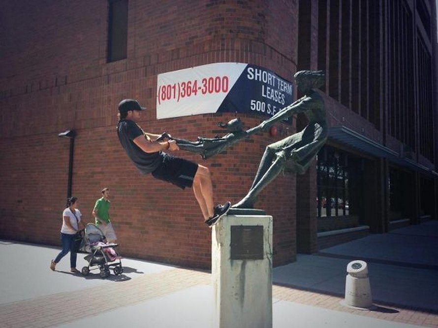 Ces gens ont fait des poses originales et farfelues avec des statues