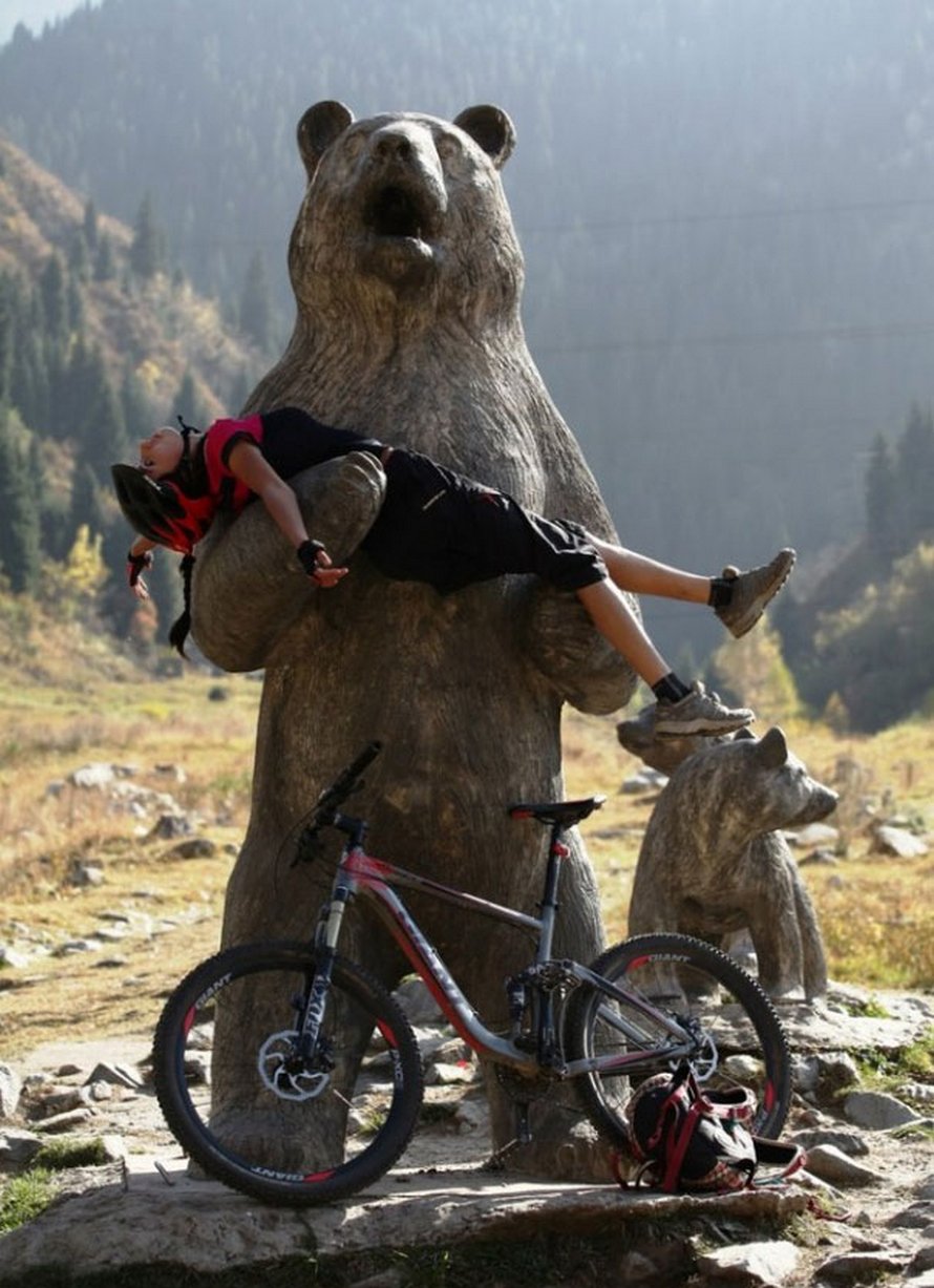 Ces gens ont fait des poses originales et farfelues avec des statues