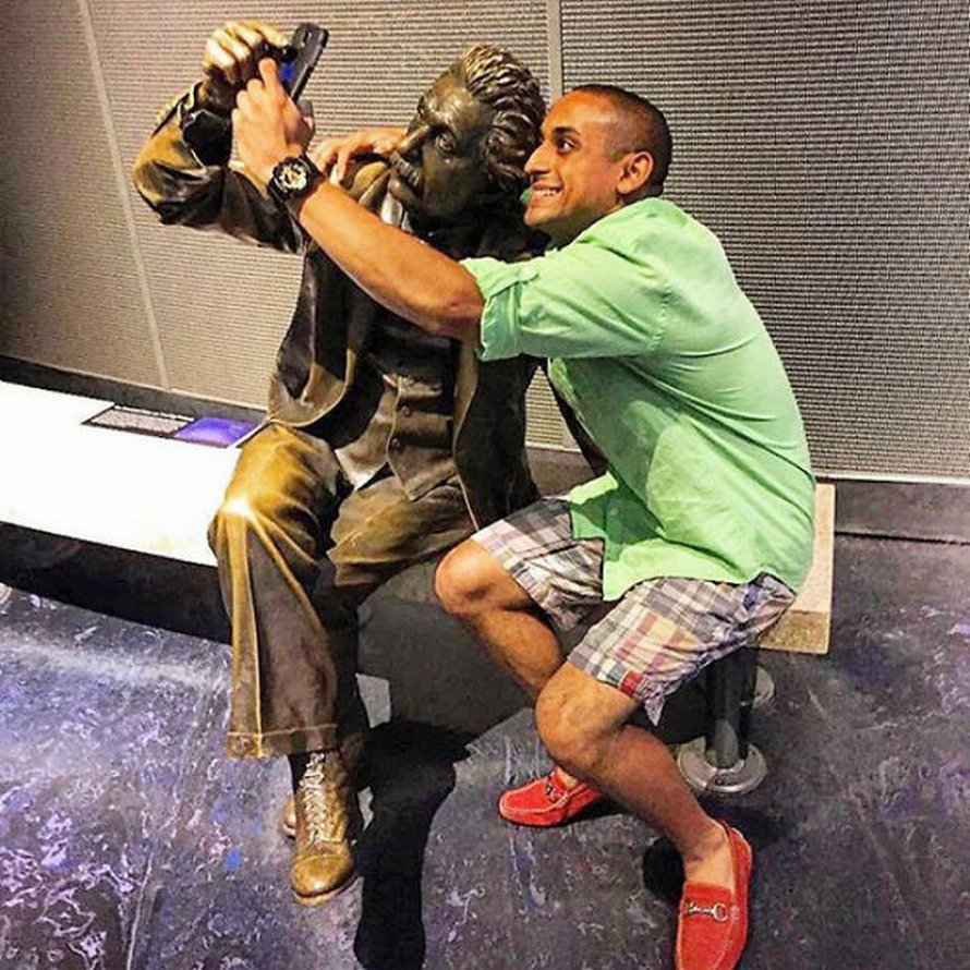 Ces gens ont fait des poses originales et farfelues avec des statues