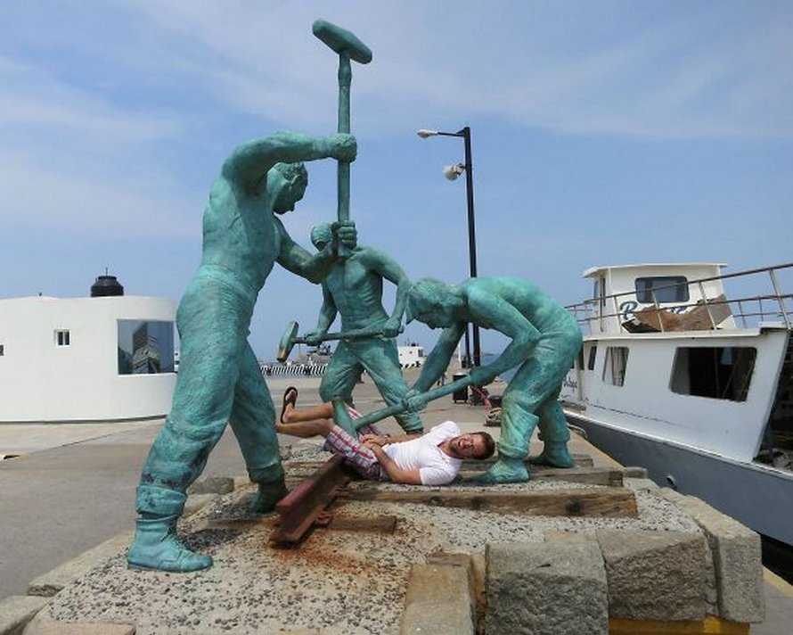 Ces gens ont fait des poses originales et farfelues avec des statues
