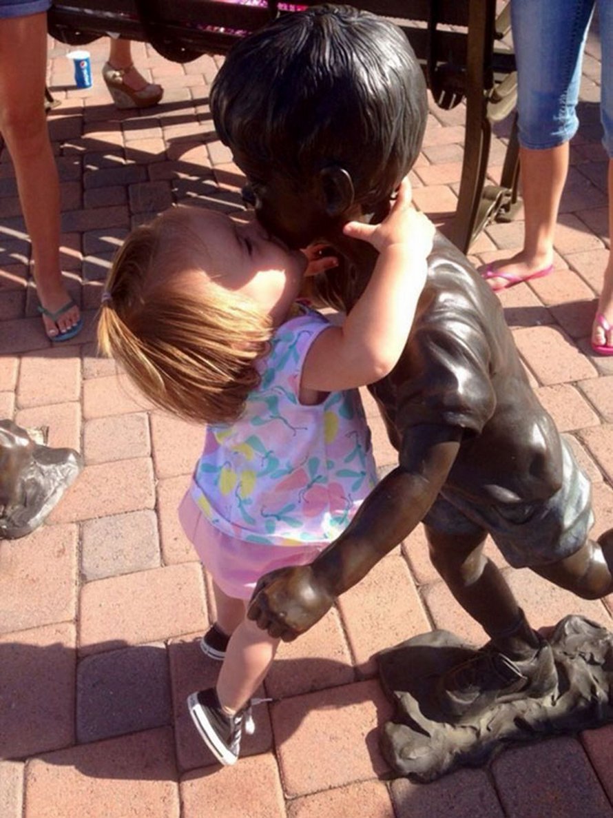 Ces gens ont fait des poses originales et farfelues avec des statues