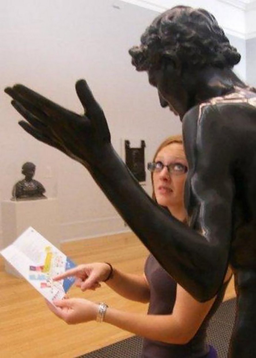 Ces gens ont fait des poses originales et farfelues avec des statues