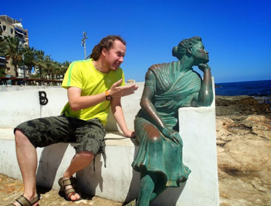 Ces gens ont fait des poses originales et farfelues avec des statues