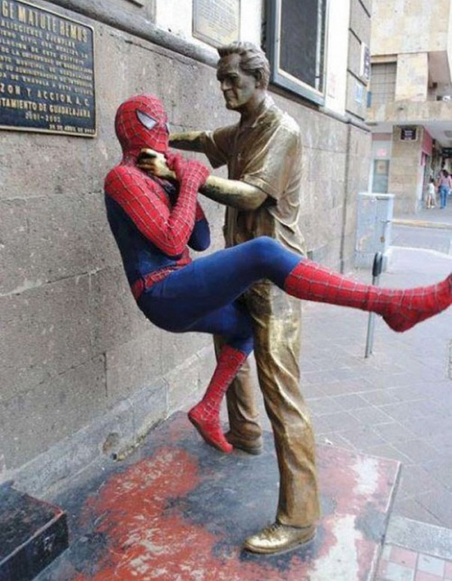 Ces gens ont fait des poses originales et farfelues avec des statues