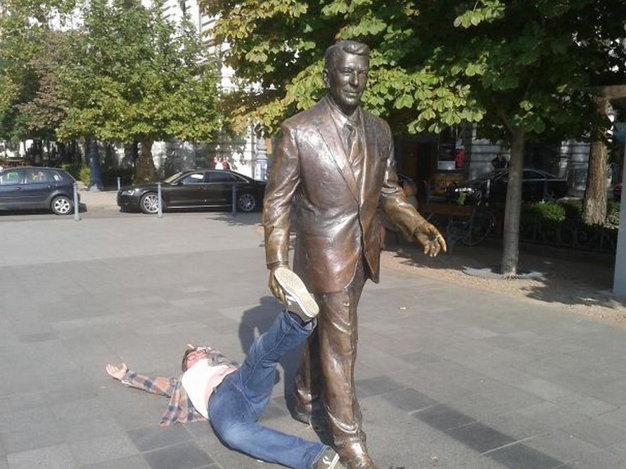 Ces gens ont fait des poses originales et farfelues avec des statues