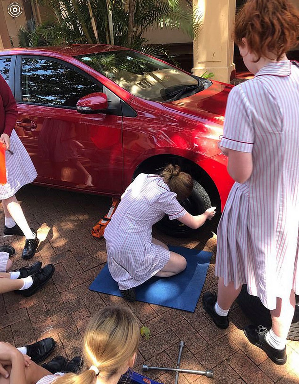 Une école de Sydney offre aux filles de 11e année des cours d’entretien automobile