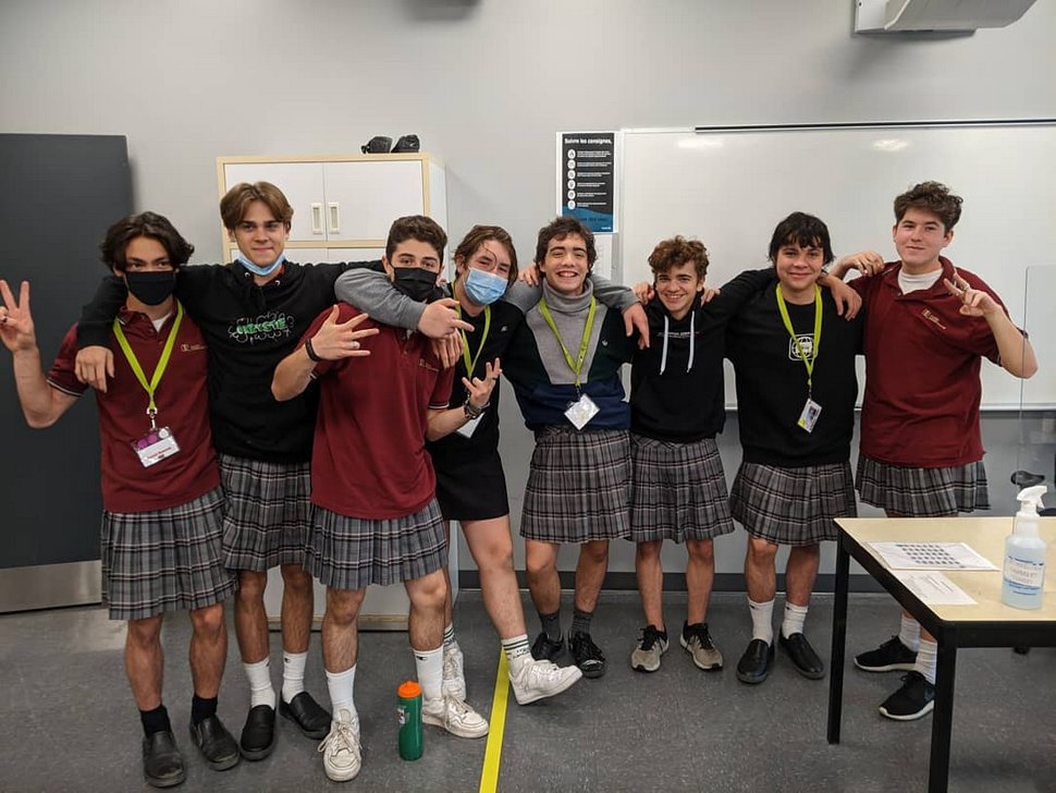 Des élèves québécois portent la jupe à l’école pour dénoncer le sexisme
