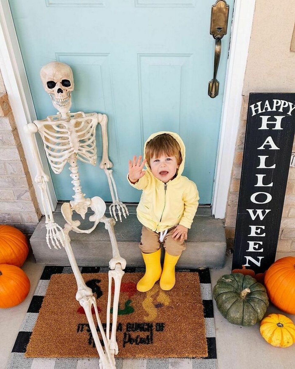 Un jeune enfant se lie d’amitié avec un squelette effrayant que ses parents ont obtenu comme décoration d’Halloween