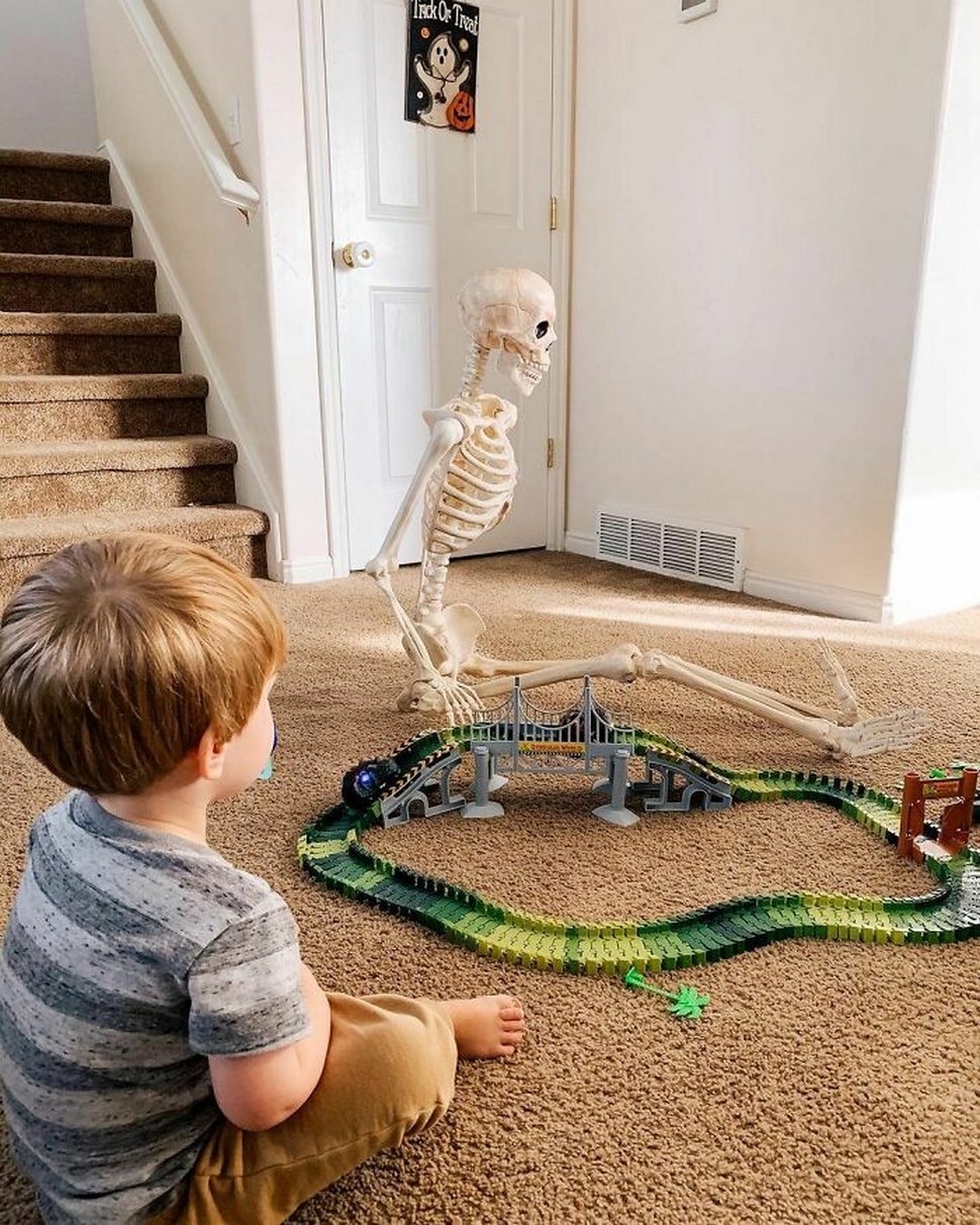 Un jeune enfant se lie d’amitié avec un squelette effrayant que ses parents ont obtenu comme décoration d’Halloween