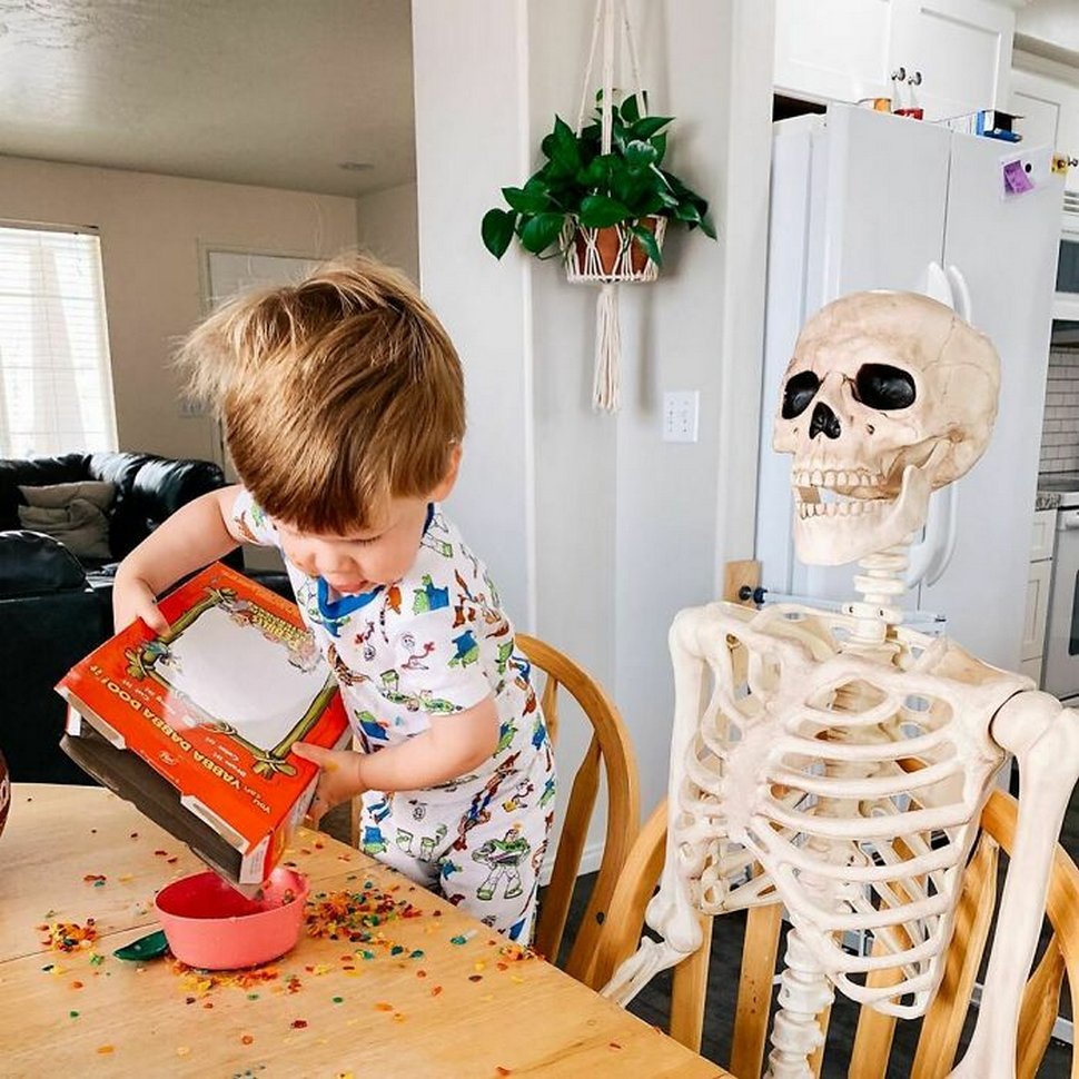 Un jeune enfant se lie d’amitié avec un squelette effrayant que ses parents ont obtenu comme décoration d’Halloween