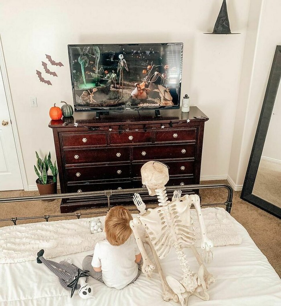 Un jeune enfant se lie d’amitié avec un squelette effrayant que ses parents ont obtenu comme décoration d’Halloween