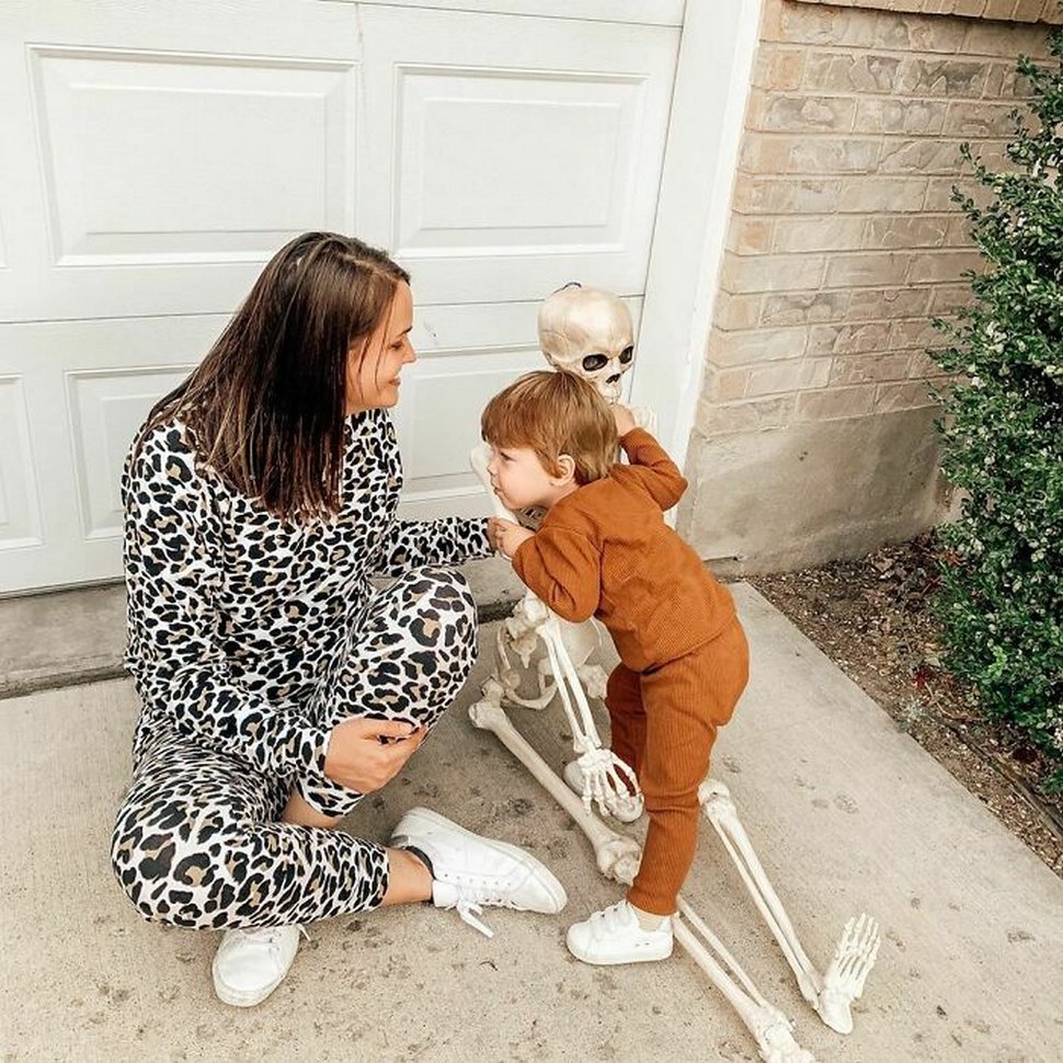 Un jeune enfant se lie d’amitié avec un squelette effrayant que ses parents ont obtenu comme décoration d’Halloween