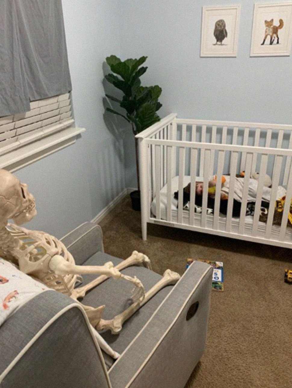 Un jeune enfant se lie d’amitié avec un squelette effrayant que ses parents ont obtenu comme décoration d’Halloween