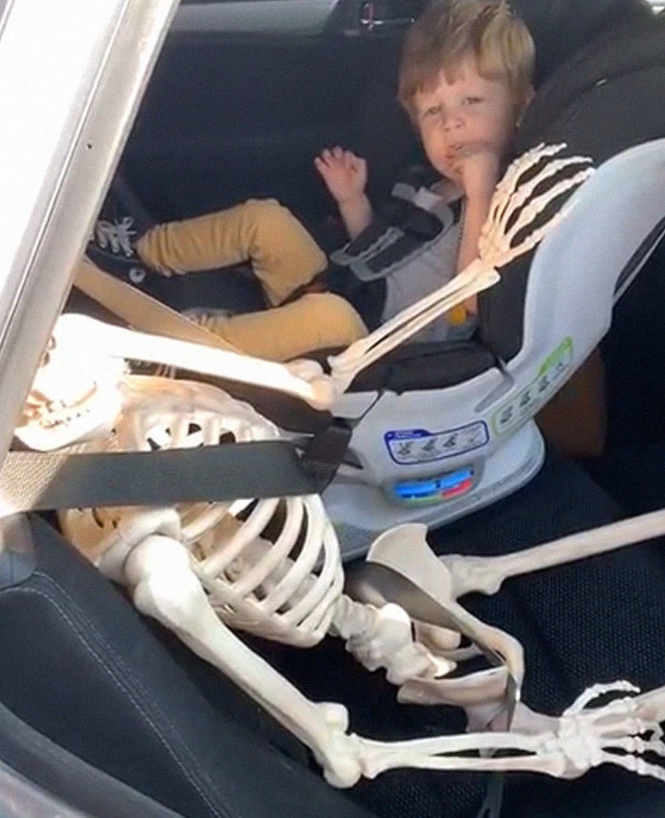 Un jeune enfant se lie d’amitié avec un squelette effrayant que ses parents ont obtenu comme décoration d’Halloween