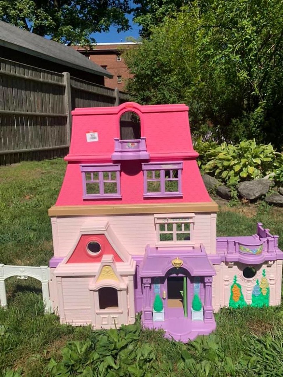 Une mère transforme des maisons de poupée en plastique usagées en maisons hantées
