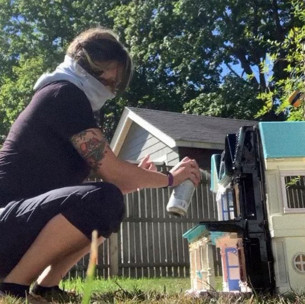 Une mère transforme des maisons de poupée en plastique usagées en maisons hantées