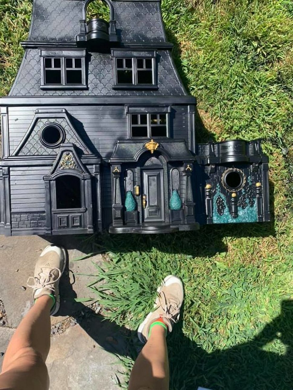 Une mère transforme des maisons de poupée en plastique usagées en maisons hantées