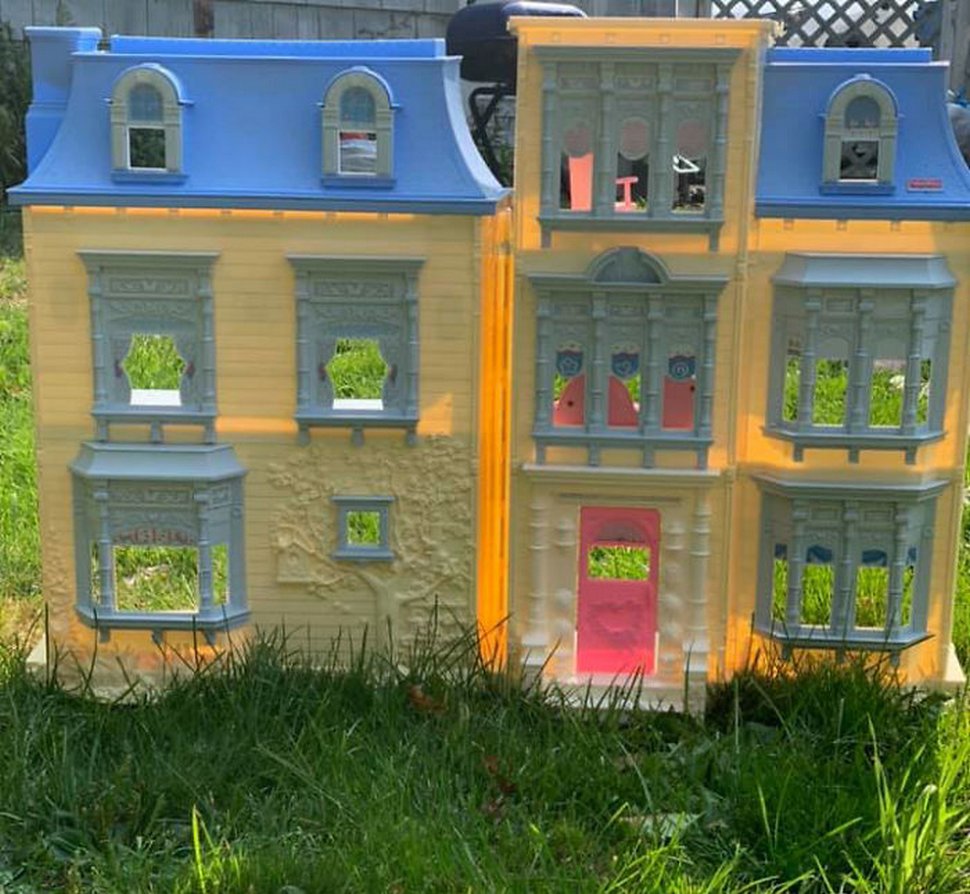 Une mère transforme des maisons de poupée en plastique usagées en maisons hantées