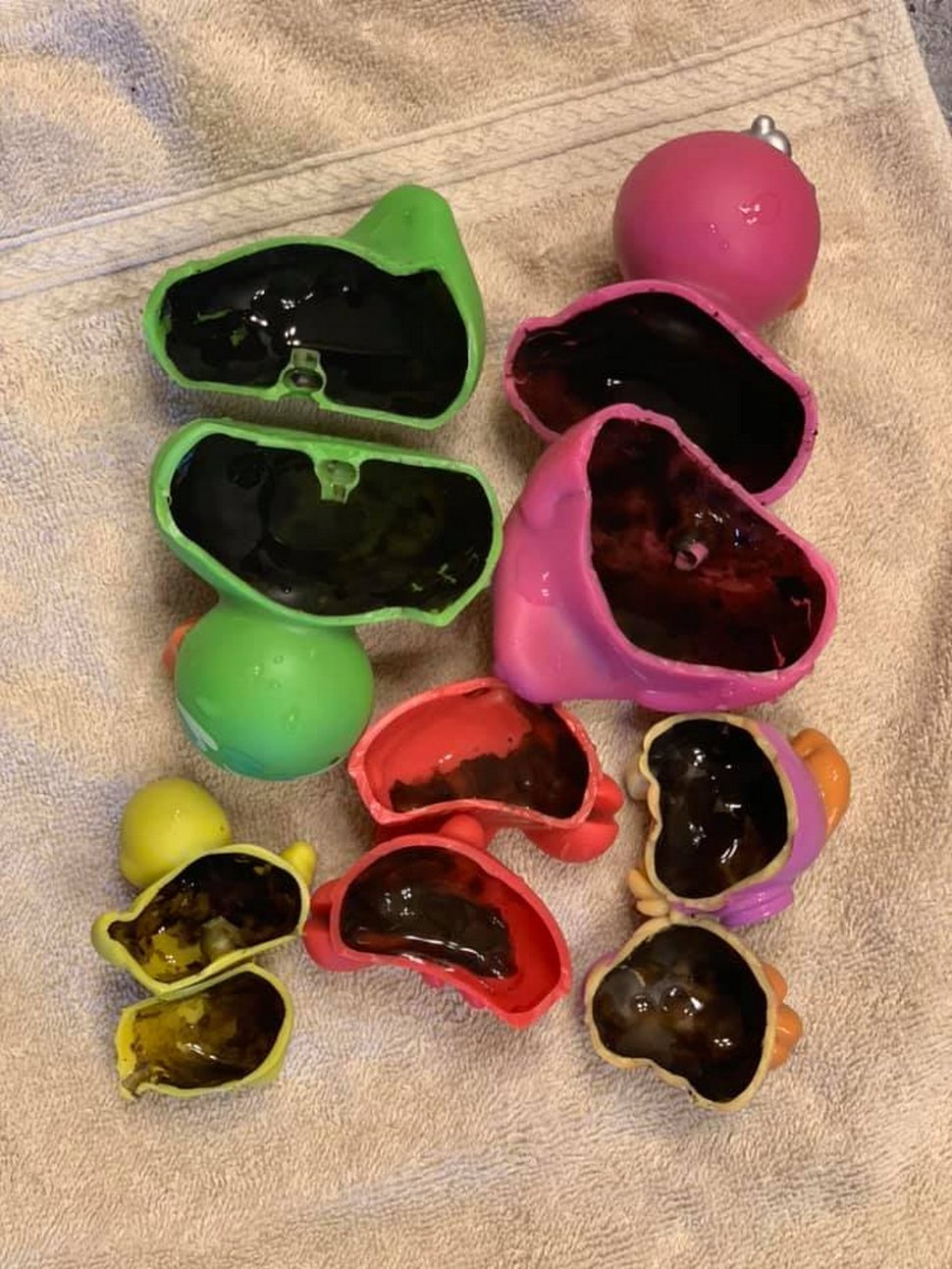 Une Mere Partage Des Photos Ecoeurantes De Moisissure Noire Dans Les Jouets De Bain De Son Fils Ipnoze