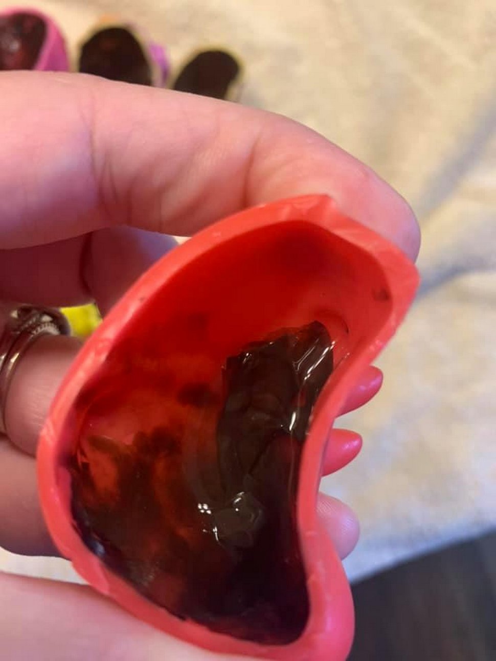Une Mere Partage Des Photos Ecoeurantes De Moisissure Noire Dans Les Jouets De Bain De Son Fils Ipnoze