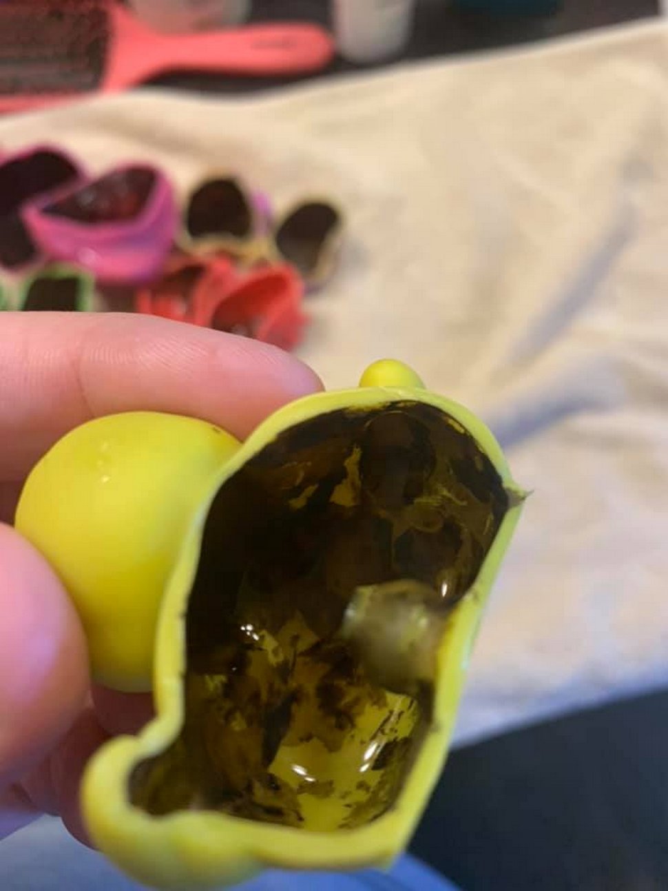 Une Mere Partage Des Photos Ecoeurantes De Moisissure Noire Dans Les Jouets De Bain De Son Fils Ipnoze