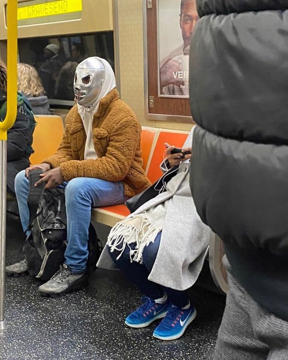 22 fois où des gens ont vu les masques les plus étranges et les plus originaux dans le métro ! Par Janvier Doyon Masques-bizarres-coronavirus-metro-035